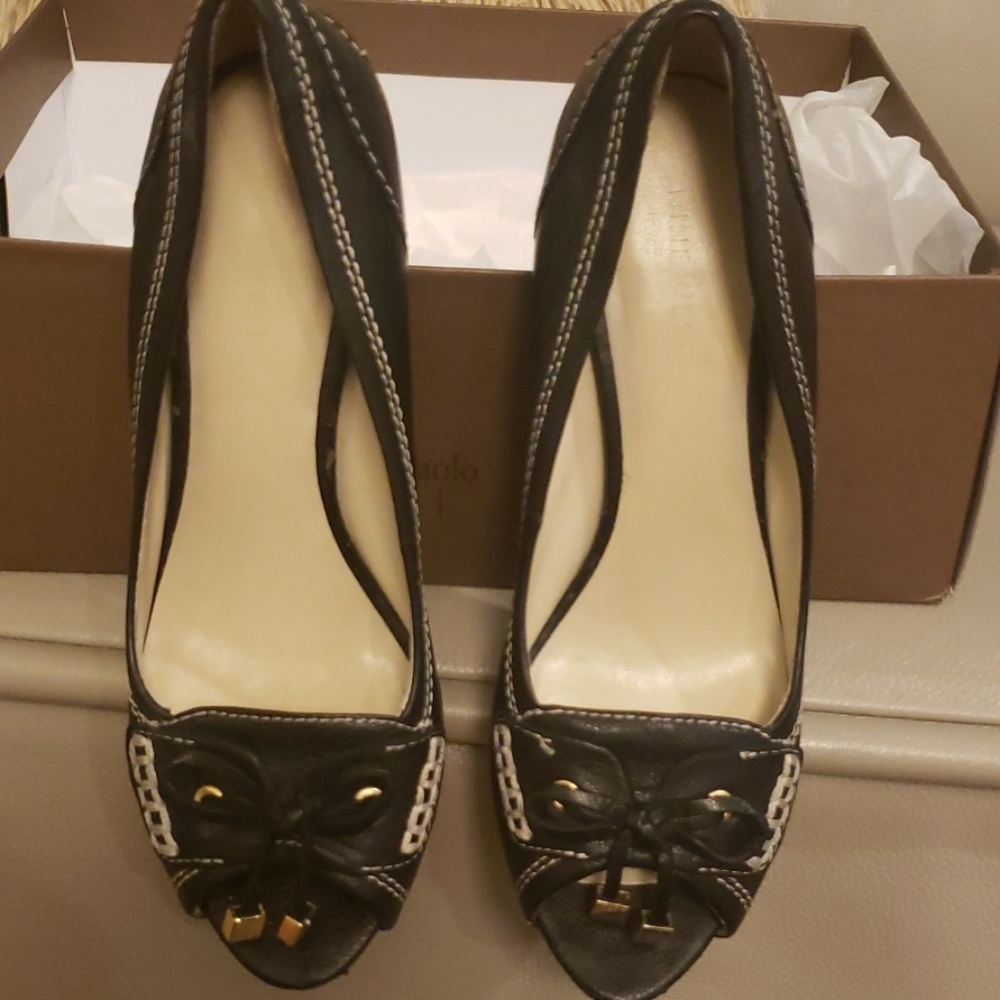Leather peep-toe shoes